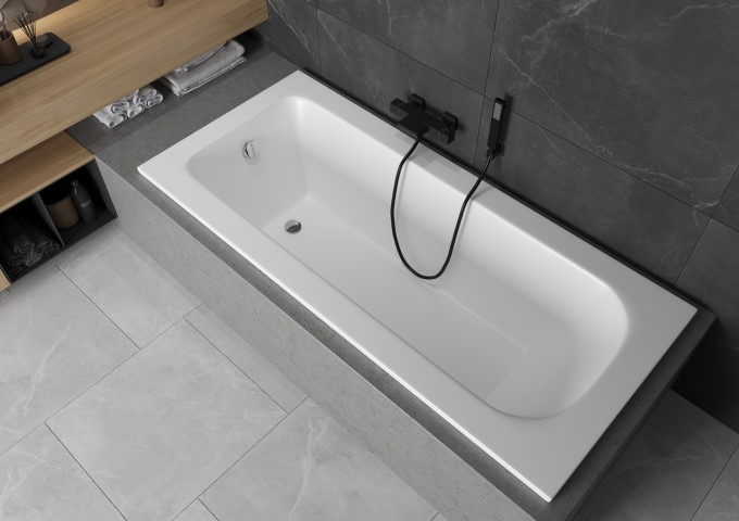baignoire rectangulaire en acrylique intégrée dans la salle de bain